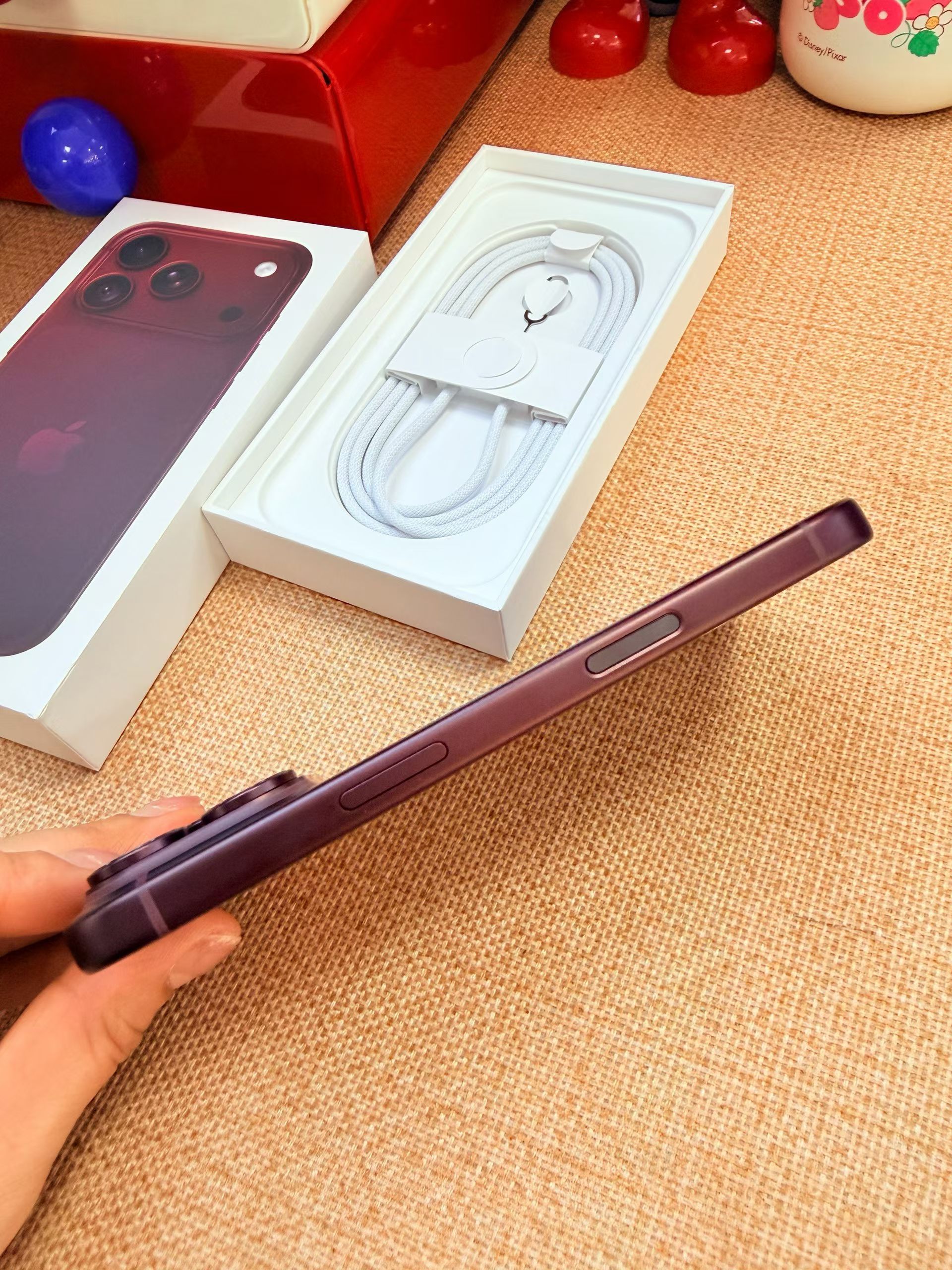 精品二手机苹果18pro 512G红刚刚激活，热乎乎，0充电全套准新～🇨🇳美