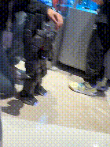 没有那个男孩子能够拒绝这个玩具！