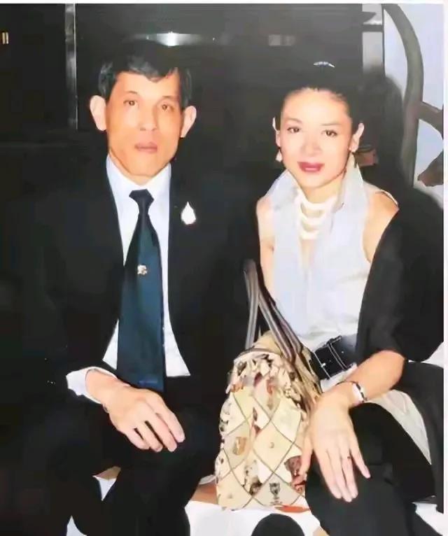 西拉米父母是底层人民，有幸生得千金西拉米，西拉米一人得宠，全家风光。可惜靠山山会