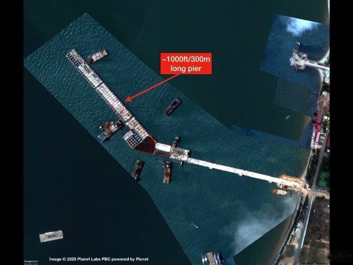 基建狂魔又在柬埔寨出手了，图为中国援建的柬埔寨云壤海军基地，这长达数百米的凸堤式