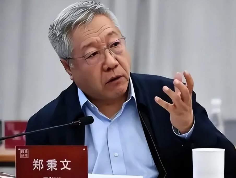 郑秉文又上热搜了。这次他说要学德国方案，网友直接怼回去：你自己给自己算的退休金2
