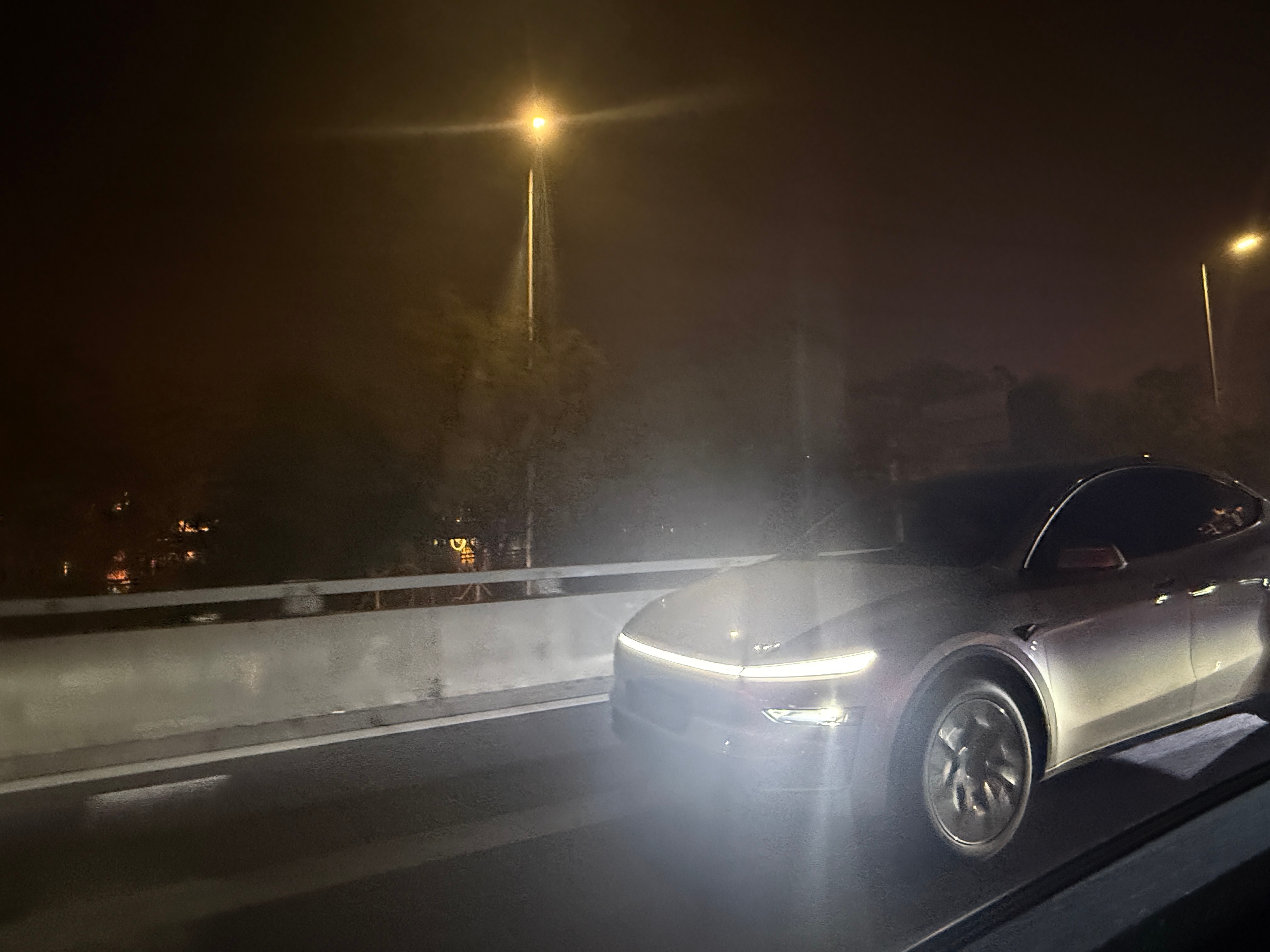 今天北京大雾，回家路上遇到了一辆加长版特斯拉Model Y。整体外观延续了Mod