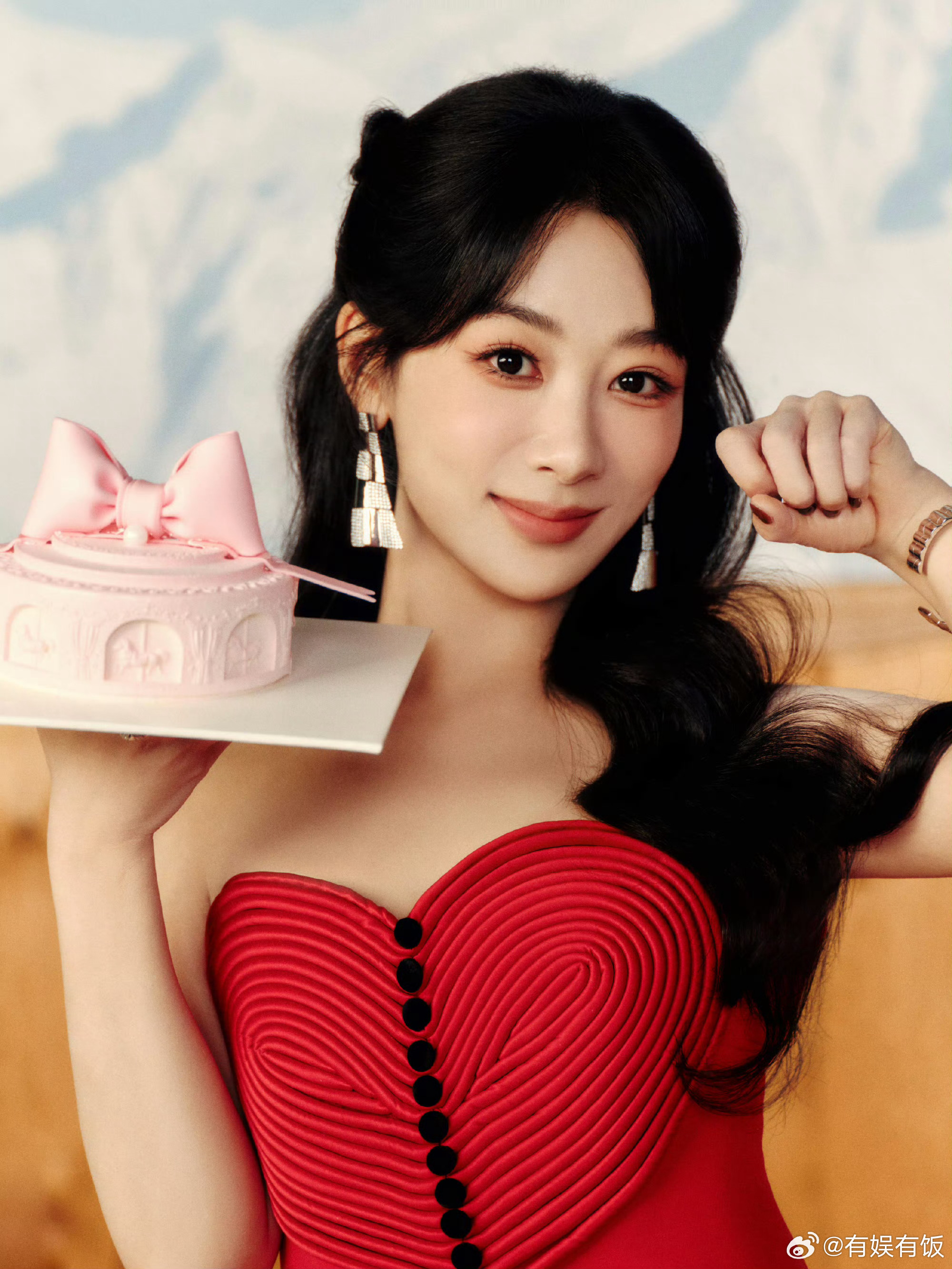 杨紫黑丝红裙杨紫红裙小公主杨紫红裙小公主，好看，可以可以 ​​​