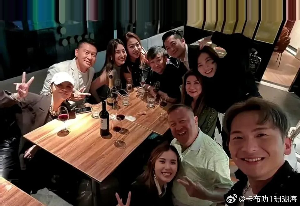 近日，曾志伟参加TVB高层乐易玲生日聚会时，25岁的新人女星邓凯文趴在他怀里合影