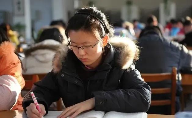 上联：方知年少读书苦；
下联：？？？