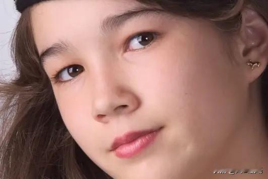 嫁了三次，和两个老公各生了一个小孩，嫁第四次时栽了。邻居女儿翠花，1.55米的个