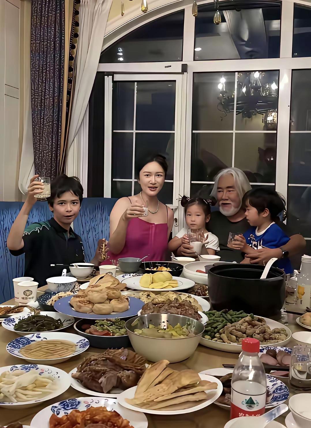 一桌子美食才博得杜星霖一笑，但凡少一个菜，都得给张纪中脸色看，每天供着杜星霖，张