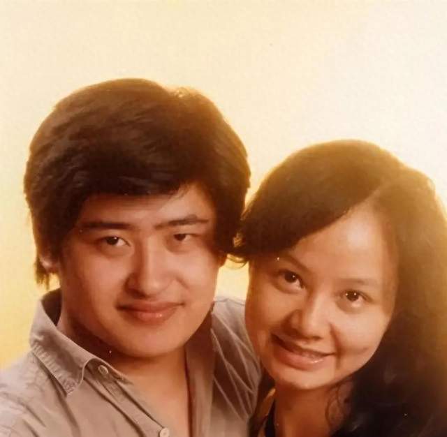 妻子曝刘欢真正病因？曾因腿伤做关节置换，妻子考康复师证照顾