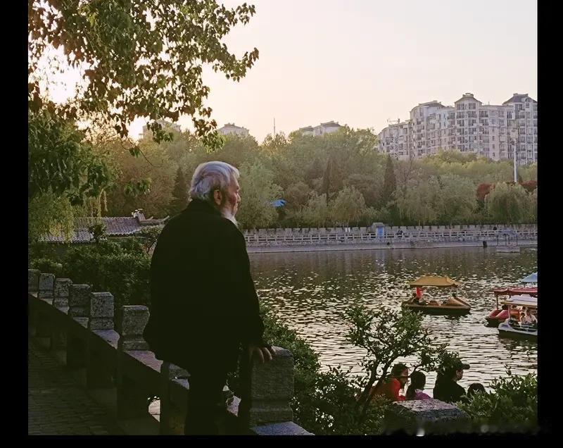《七律》暮年豁达(续四)
年过方知世味稠，
一腔嗔怒尽封喉。
烦忧按下静音键，