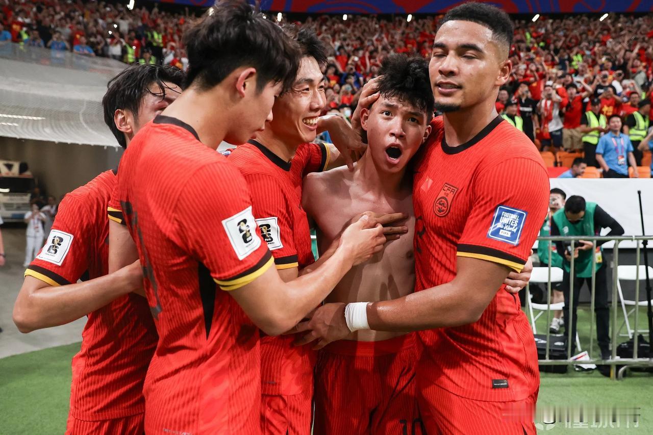 今晚对阵巴林的比赛，有三点出乎意料；
第一就是没有想到现场会如此爆满，主场几乎座