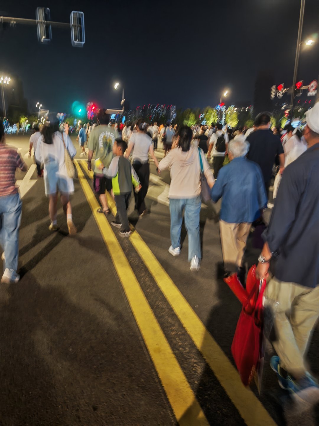 中国女排的群众基数，特别感动↓步履蹒跚的老人，活蹦乱跳的小朋友✔汇成了现场170