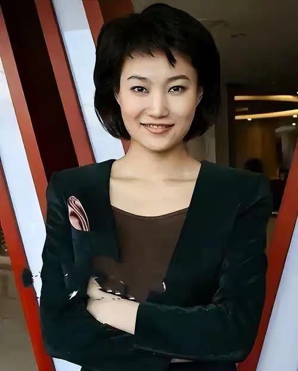 年近50的李梓萌暂别《新闻联播》引发猜测，实际是因身体休养、转做幕后审稿。她从辽