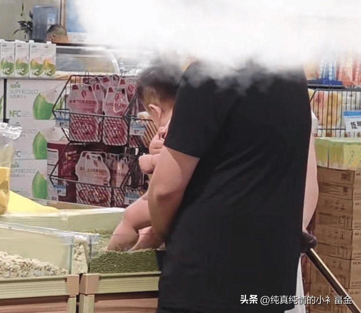 近日，有一段视频在网络引发热议，画面里一名家长抱着小孩，任由孩子光脚在超市散装豆