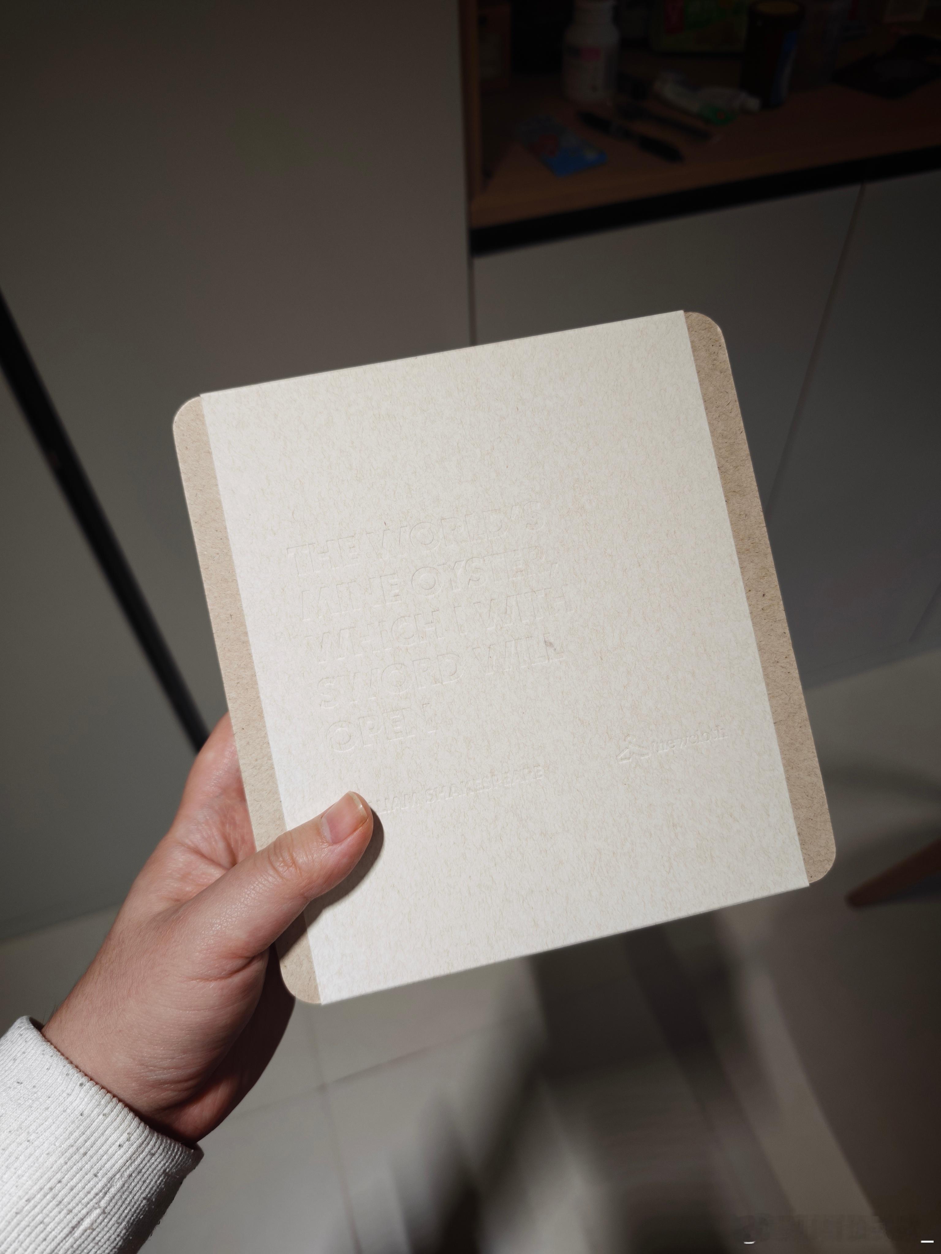 最近的手机壳来得很勤呀，iPhone 17 Pro Max的赤碧也来了，做工手感