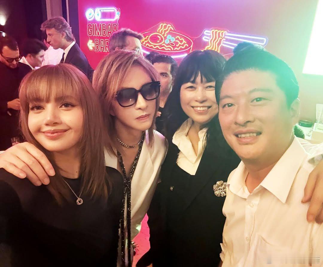 Yoshiki（日本著名作曲家、钢琴家、摇滚鼓手）更新Lisa相关IG📱 ​​