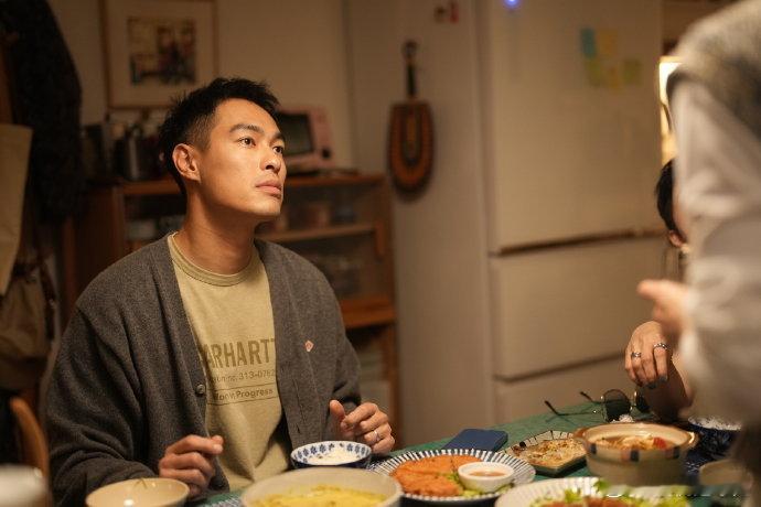 《今夜一起为爱鼓掌》正在热播，不仅收视夺冠，口碑也爆棚！三位已婚主演的采访更是让
