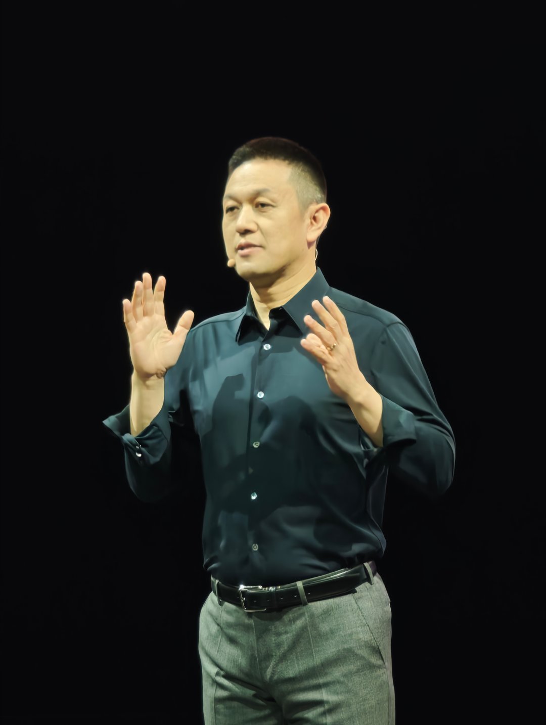 讲了1小时38分钟技术发布会的斌哥状态蔚来es9