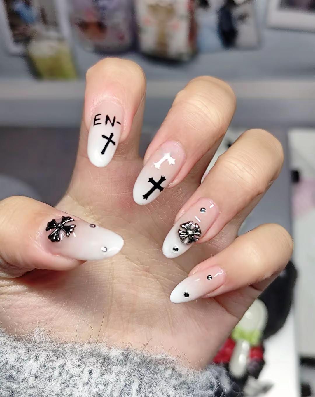 首尔不只接粉丝，是把追星变成城市仪式。
飞机落地七分钟过海关，行李箱装的不是衣服