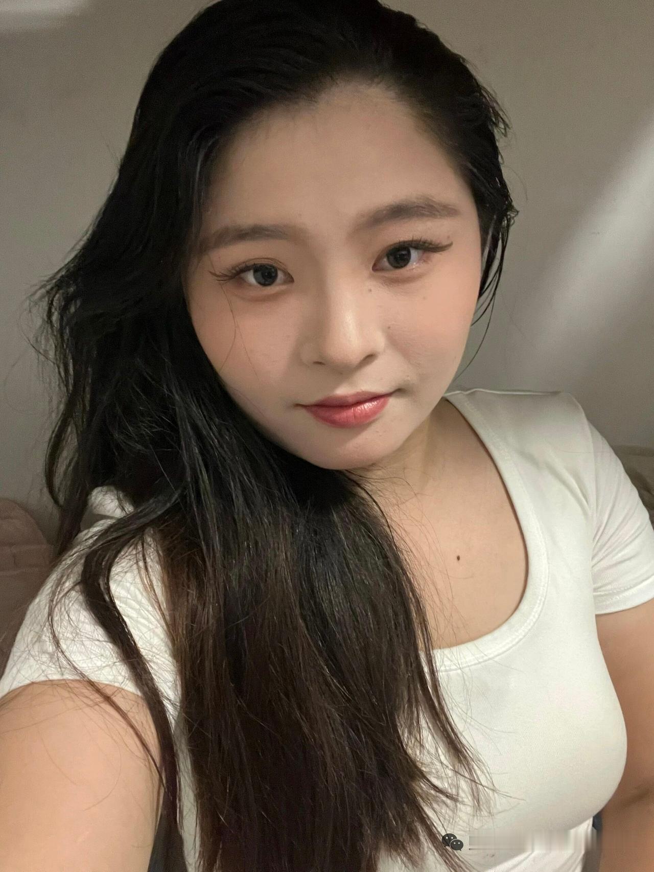 长发妹子穿白T恤自拍。