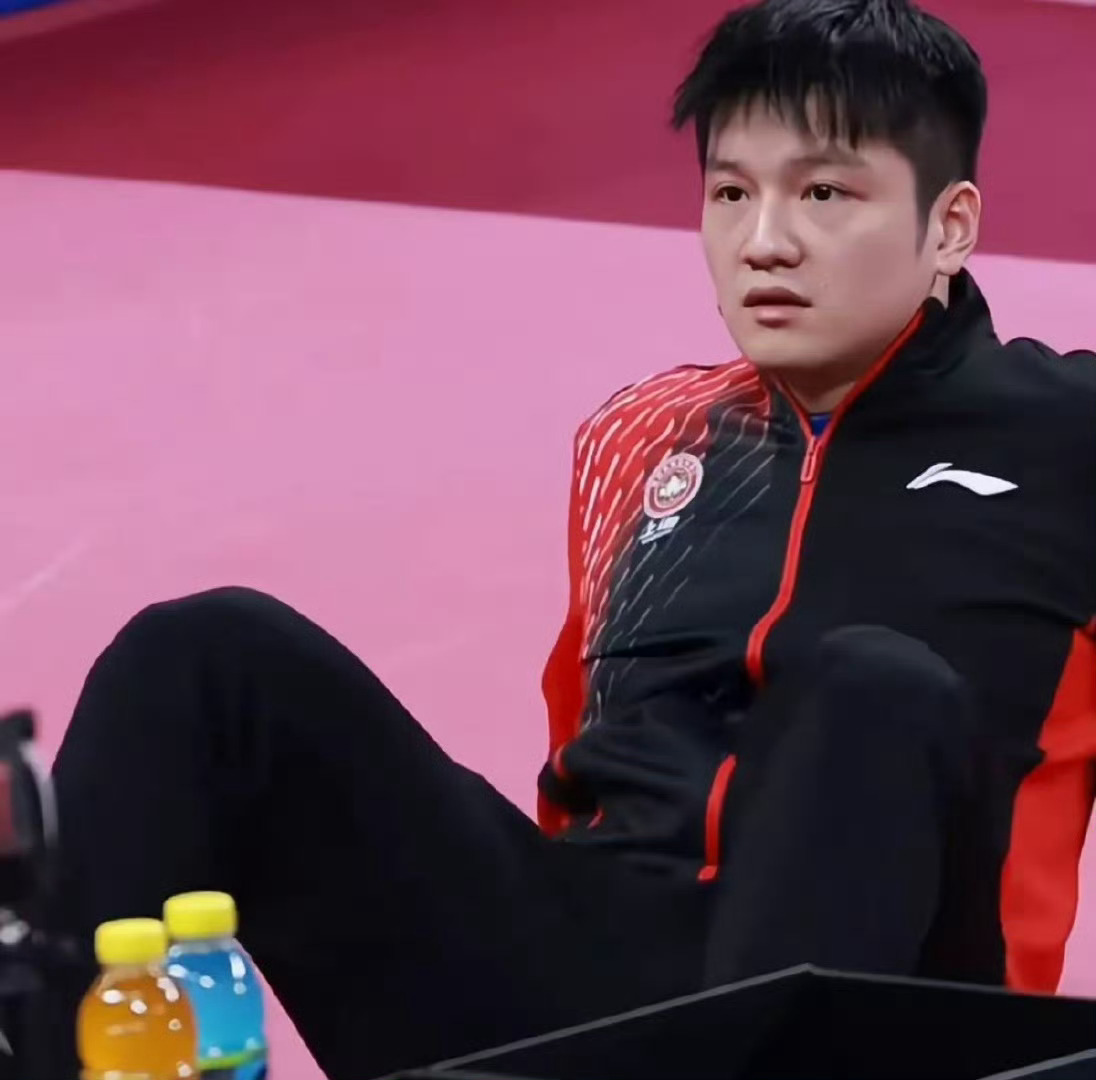 咚咚大王的西瓜头，主打的就是一个可可爱爱[爱慕]#樊振东新发型训练网友错认成莎莎