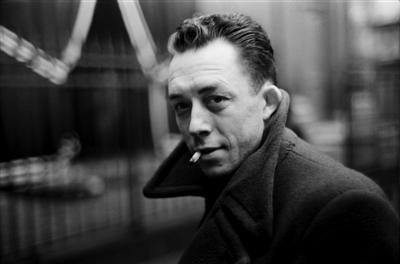 加缪的顶级文笔：
“我失去了对所有人倾诉的欲望，于我而言，身边的所有人，包括亲人