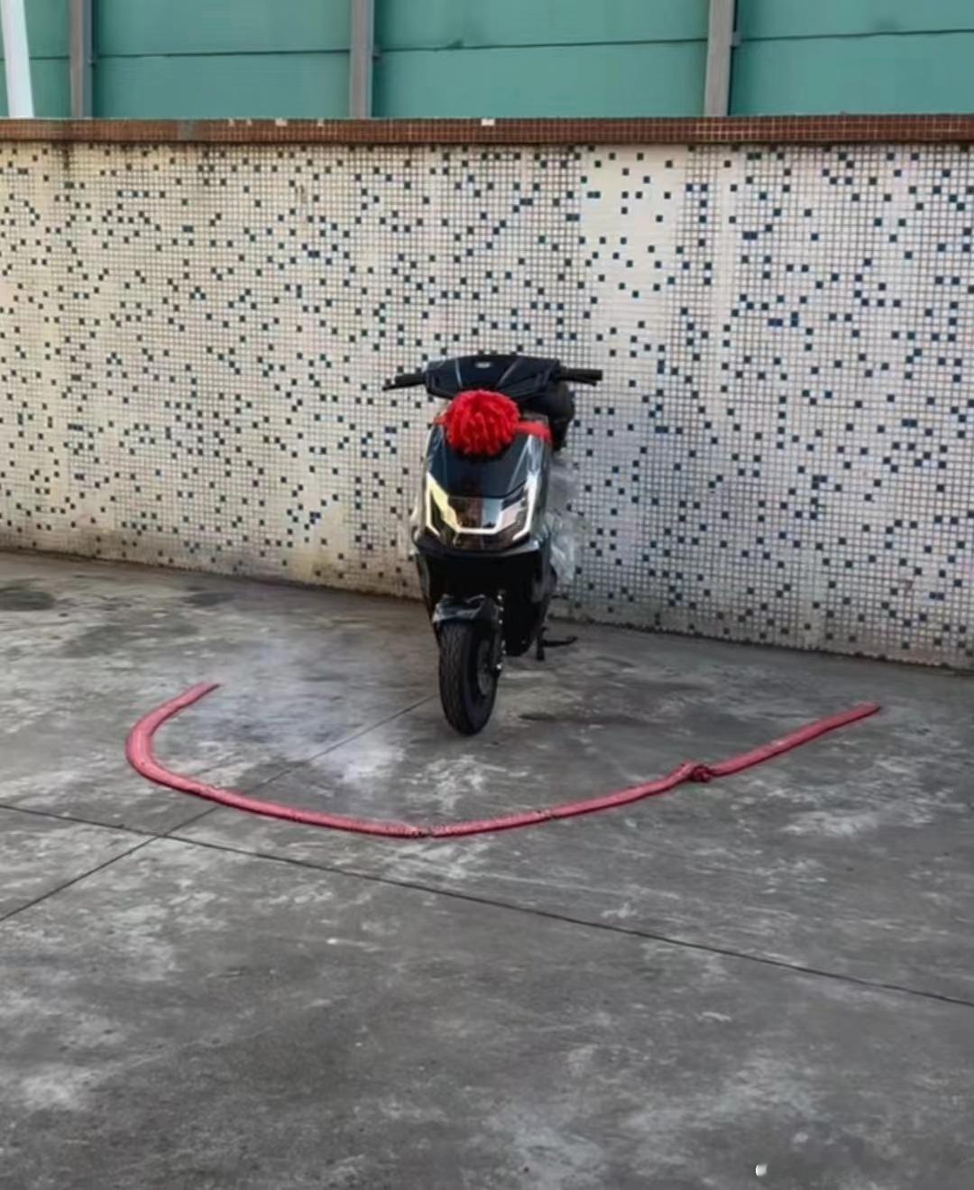明明是个难过的事情，但又很好笑，哈哈哈哈哈哈哈哈[笑cry]#大v聊车# ​​​