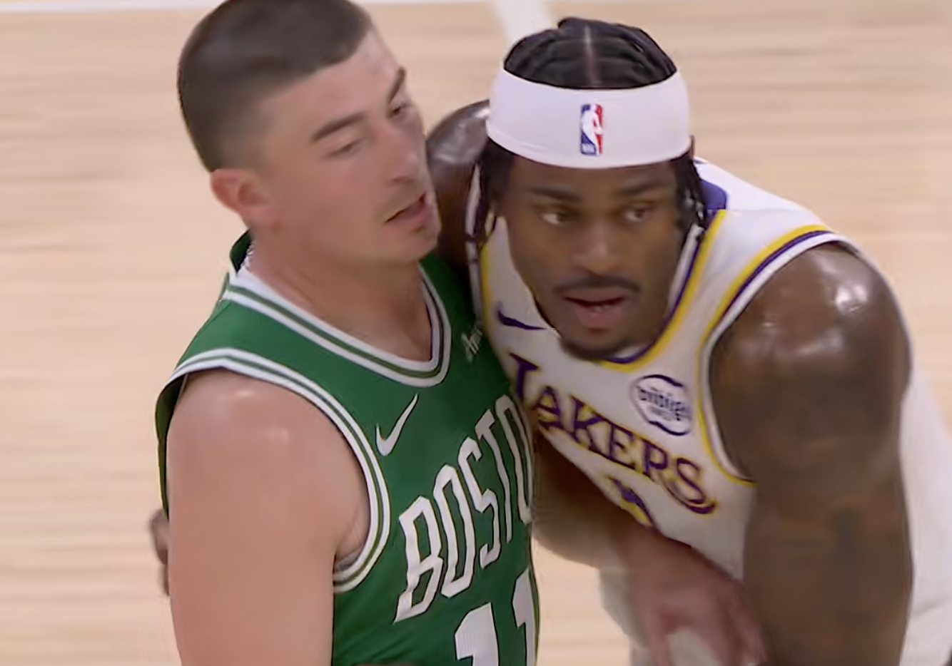 第二节，湖人外线命中率下降了，连续3投不进！ 