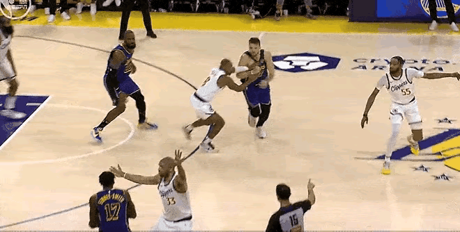 为什么受伤的总是詹姆斯？说好的连场30+没有了！

上午结束的湖人与快船比赛最后