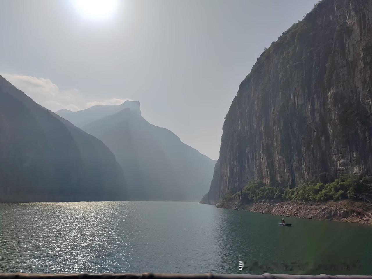 最难忘的新年出行，当属长江三峡游轮之旅！从重庆顺流而下，3天2晚的航程里，把瞿塘