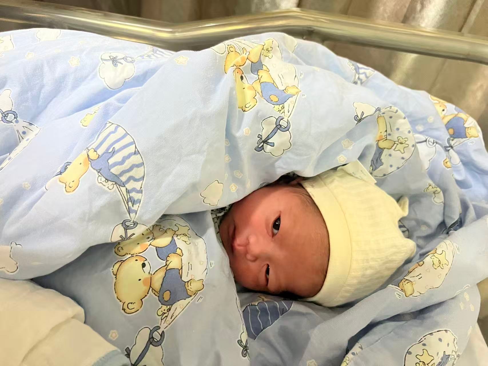 闺闺生孩子真的好辛苦。我本来以为生孩子4个小时差不多了结果生了40个小时我都不知