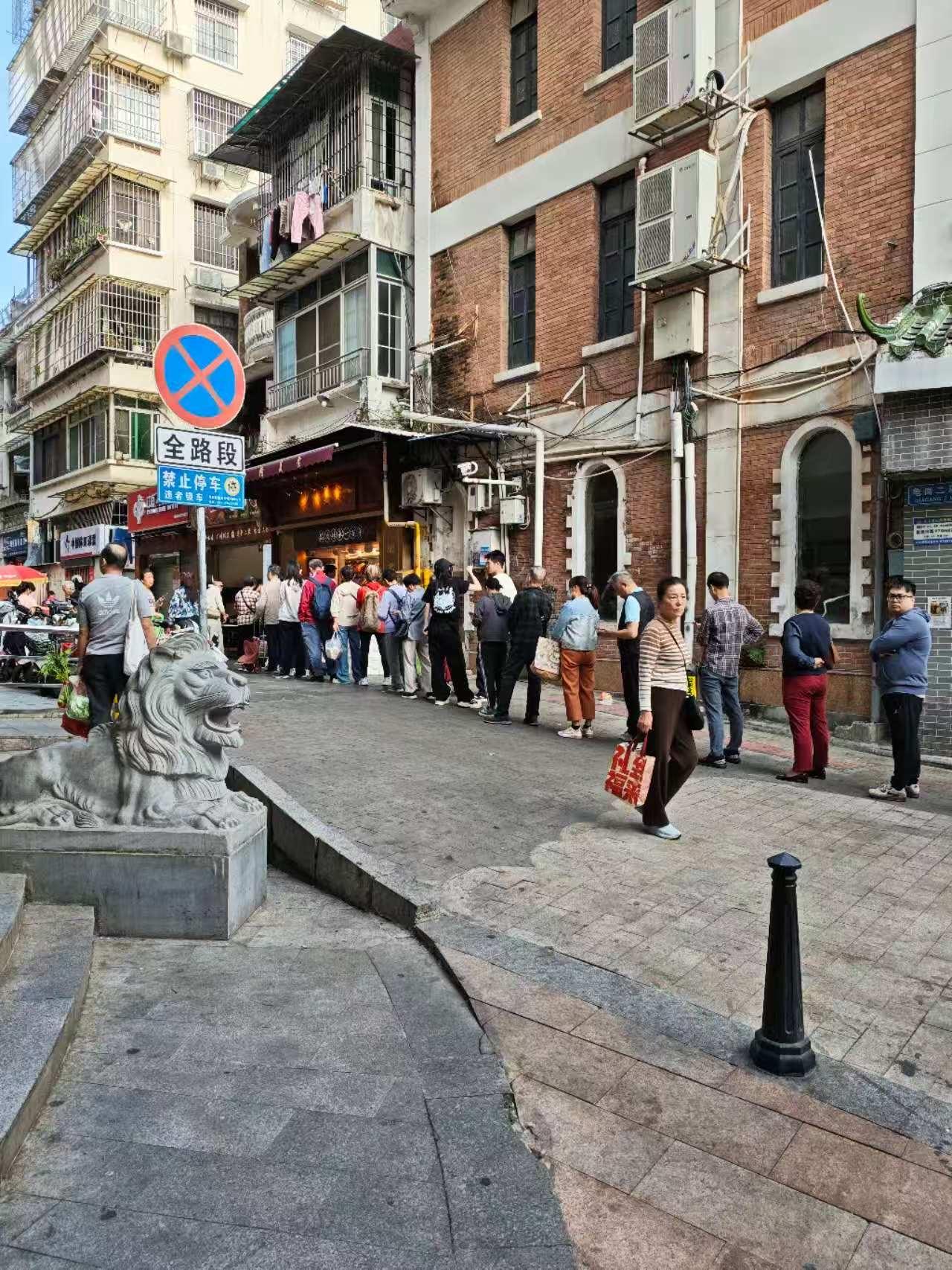 岁序更替，羊城春晓。
今日除夕，天光微亮，广州龟岗市场的烧腊档口已排起长龙。
这