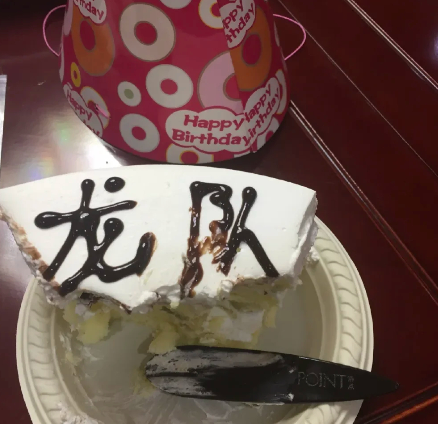 许昕回复马龙明年让它实至名归 2026年4月，许昕从上海飞到成都，持临时饭卡进国