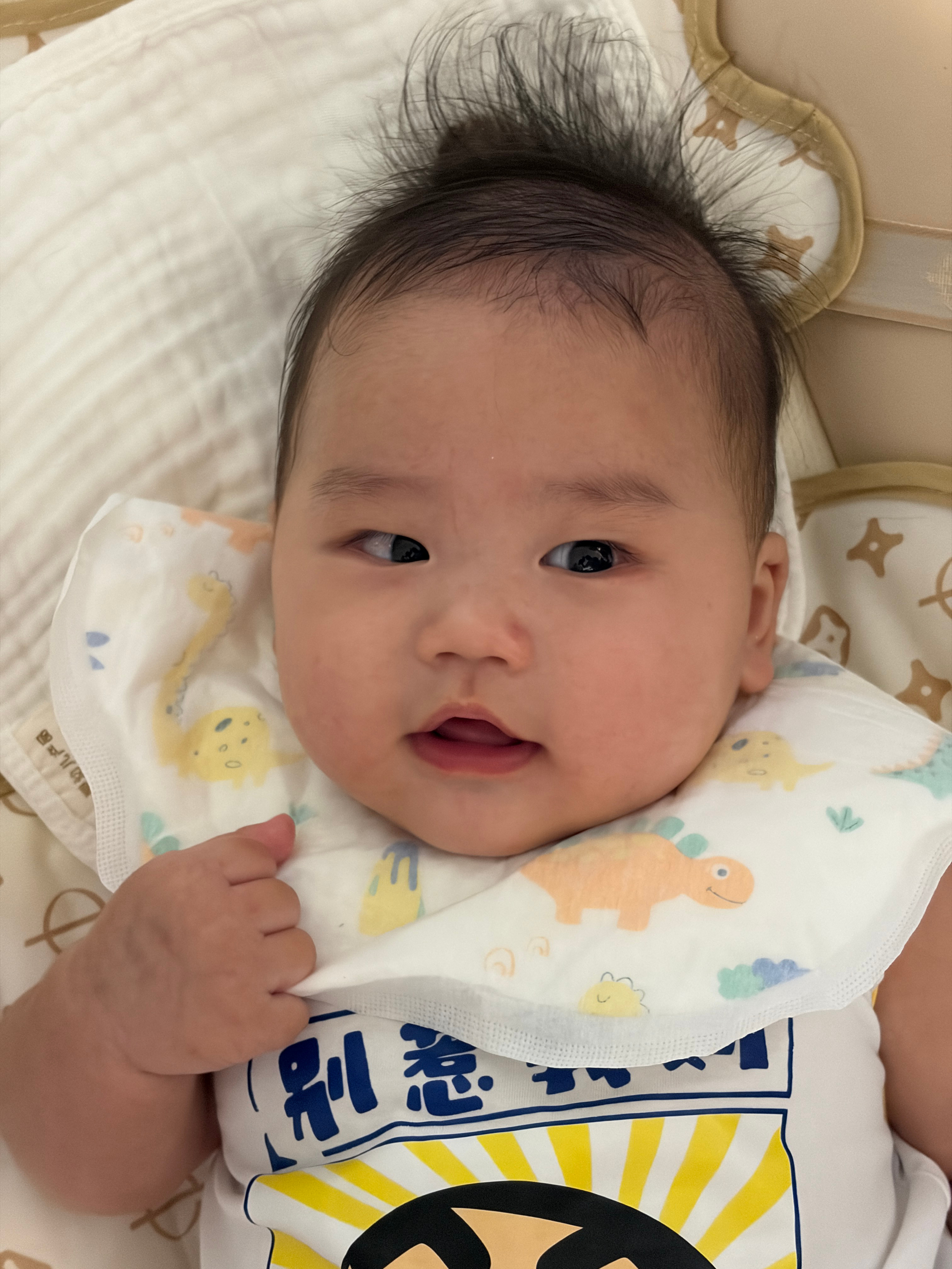 这家伙，每次喝完奶必拉屎，每次拉完就笑得好开心。他的小日子里确实也只有吃了睡，睡