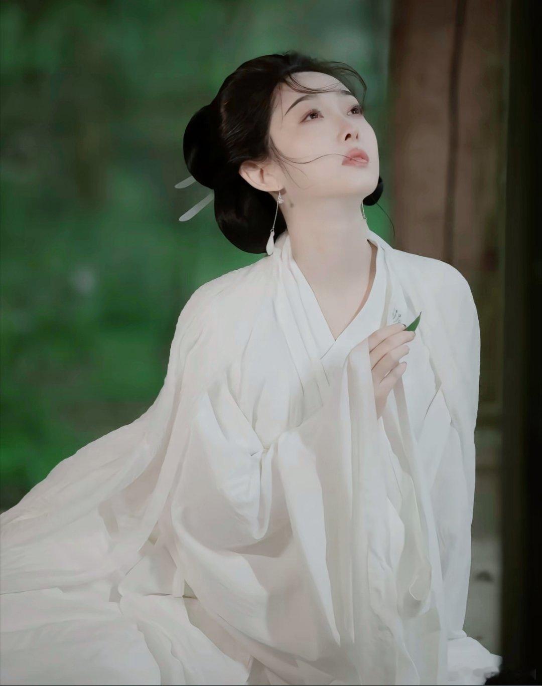 蒋梦婕恋情时间线网友盛赞蒋梦婕可纯可御可清新可性感。那么漂亮又有实力的女生，值得