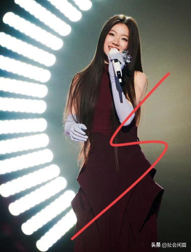 这是不是傻？不然就是纯有病。
人家李荣浩都明确拒绝了，单依纯演唱会上演唱了人家的