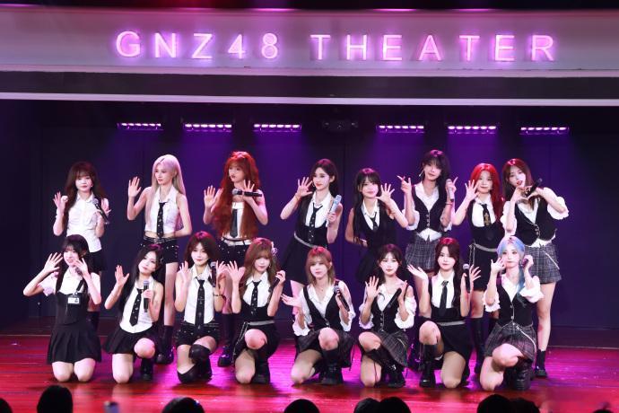 公演节奏一刻没停，GNZ48的少女们一边跑巡演一边冲榜单。每一场谢幕时的呐喊都在