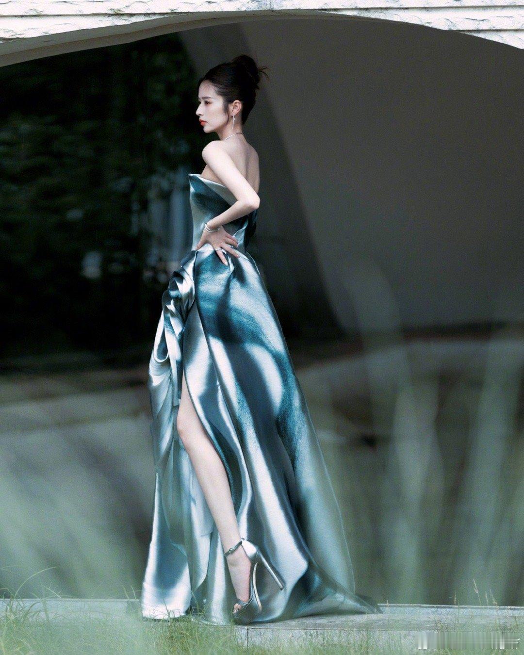 #颖儿水墨裙好A#颖儿这个水墨裙真是美出了新高度。像是把中国山水画穿在了身上，裙