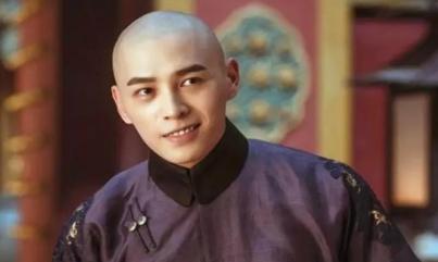 1900年前后的北京城，一桩极其离奇的家务事正在上演——大姐姐天天派太监往家里送