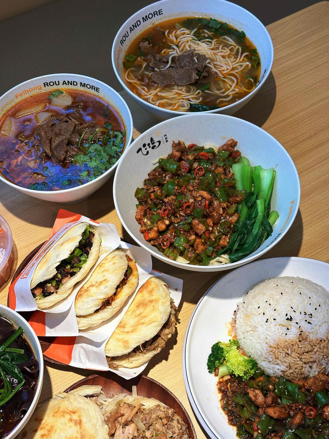 别家吃不到，这肉夹馍吃着太上头了！
飞鸿肉夹馍你还是太全面了！
想一店吃遍西安特