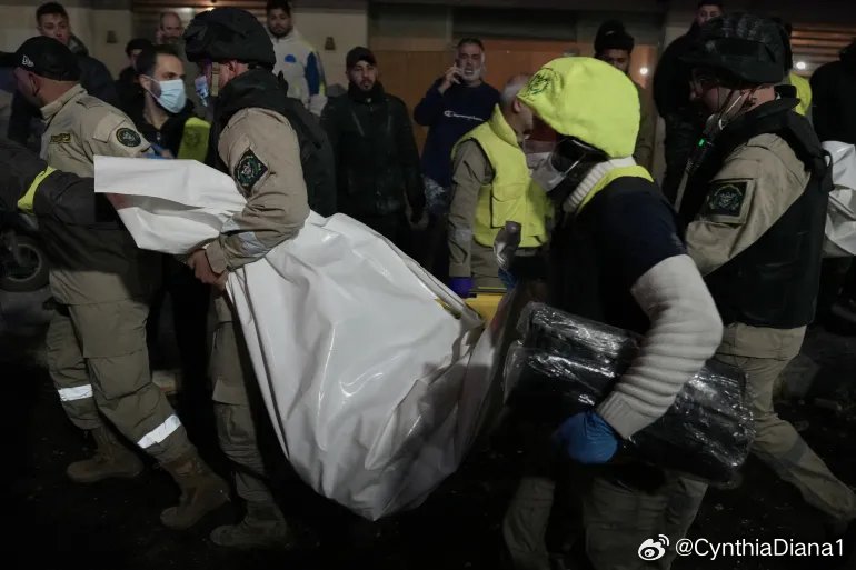 照片：以色列对贝鲁特南部空袭后的后果(格林威治标准时间23：00)图1 救援人员