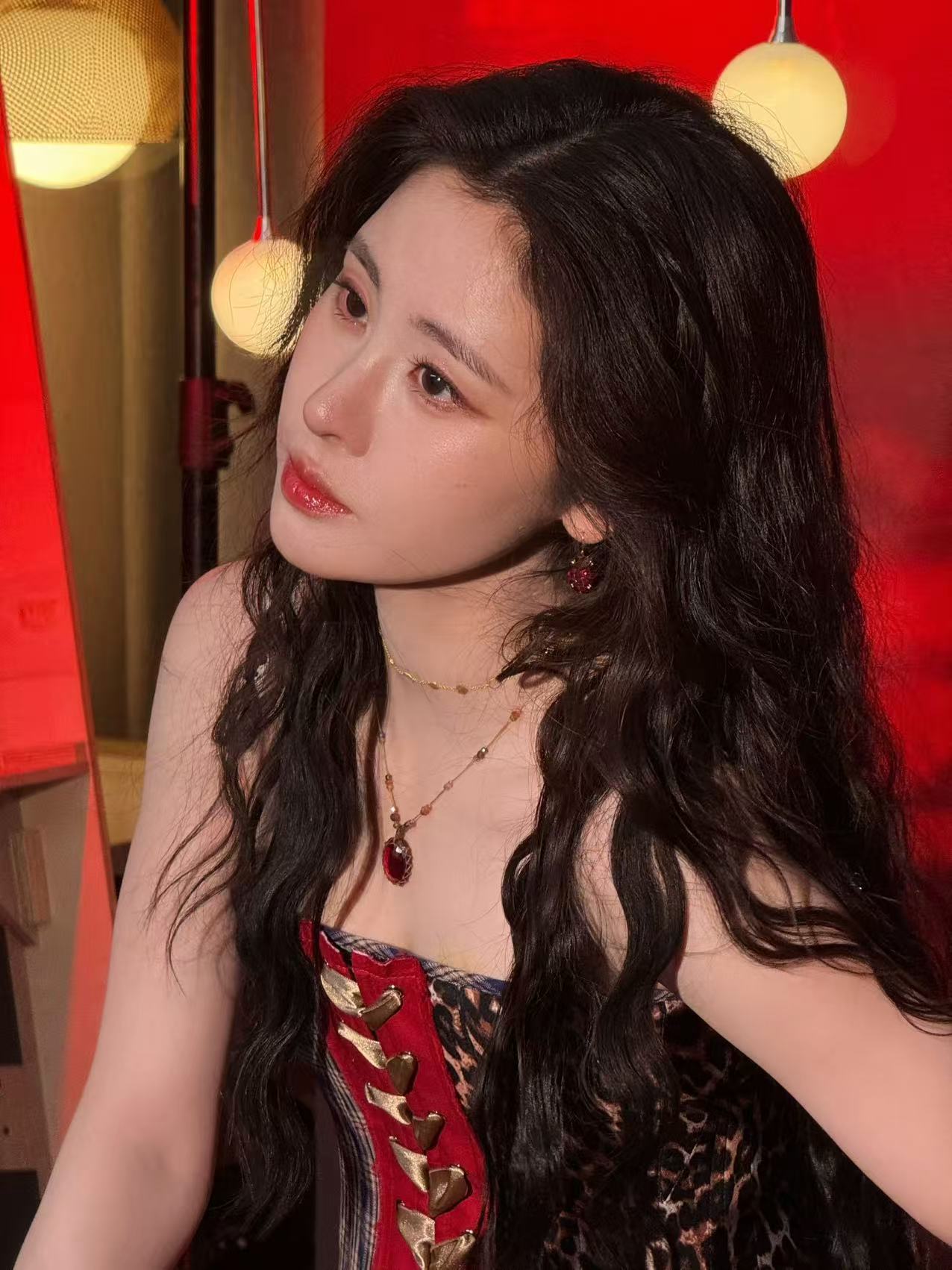 金鹤龙给张碧晨化的赤焰朋克妆张碧晨赤焰朋克妆 张碧晨驾驭这种夸张妆造也太游刃有余