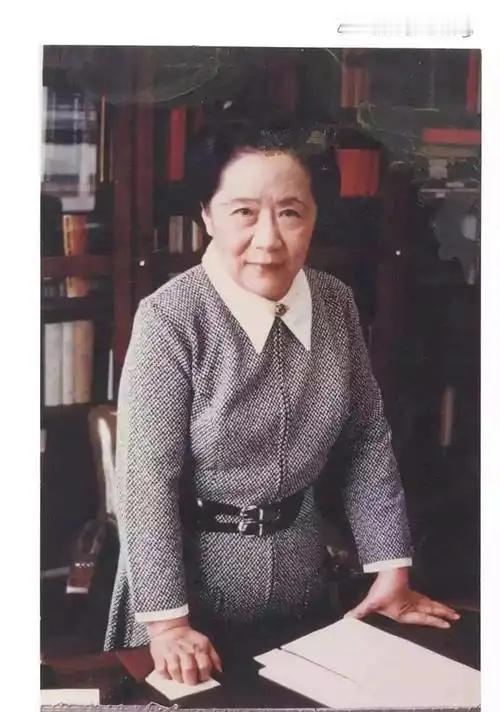 她帮美国造出原子弹，回国见到周总理，开口竟说找不到父母的坟了。1973年，此时的