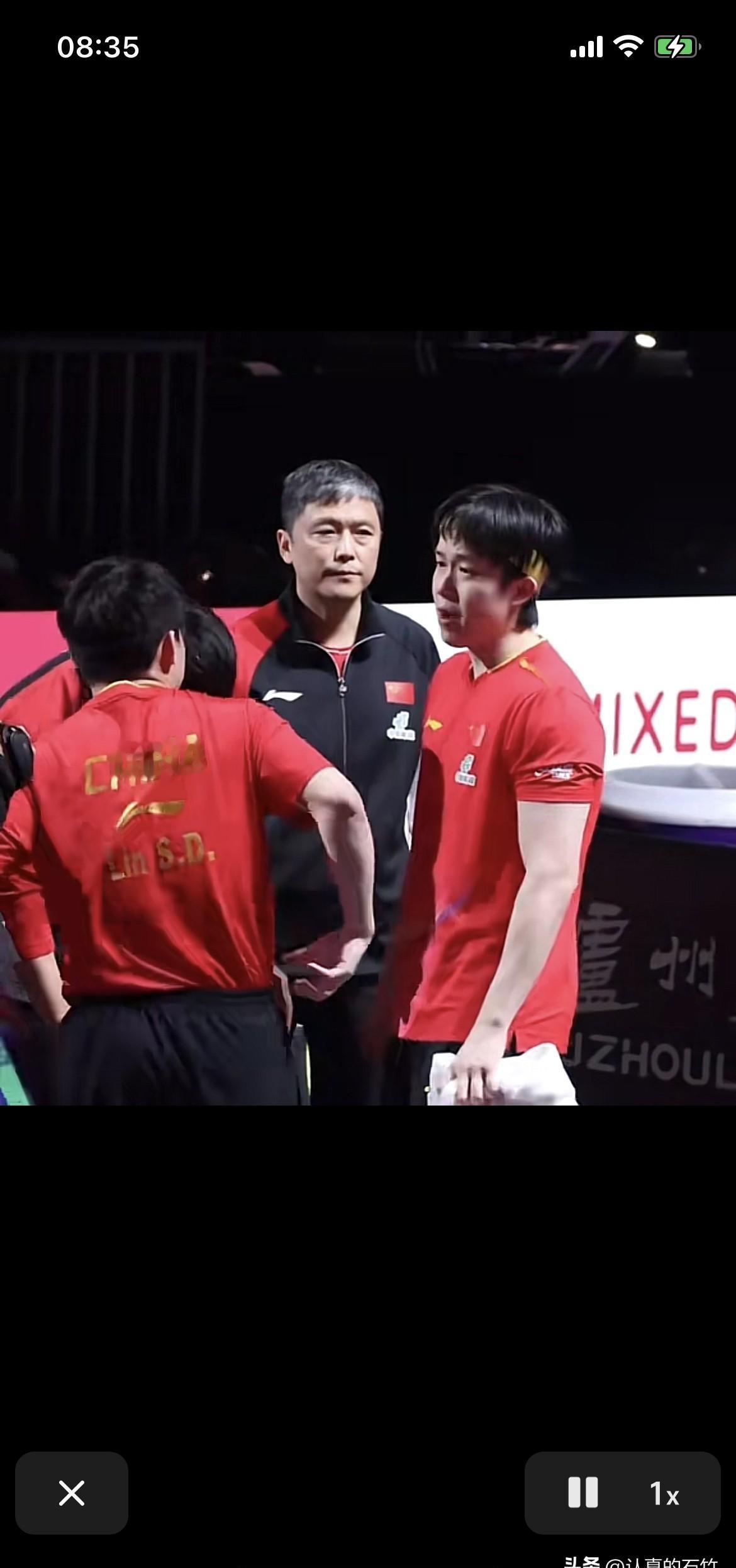 看训练视频。
小石头林诗栋坐着，仰着头。
听头哥王楚钦跟王皓指导说话。
那眼神，