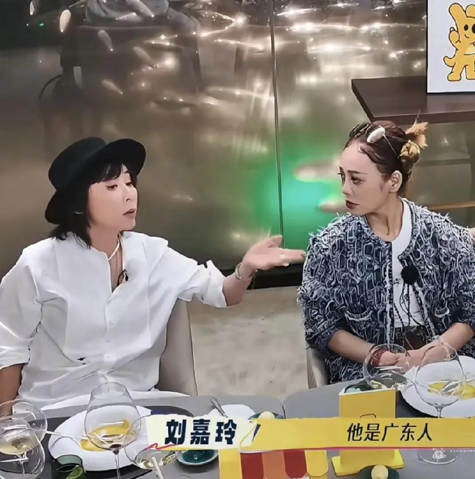 哪个演员广东话讲得好，刘嘉玲毫不犹豫的说，当然是梁朝伟，他是广东的。
查百度才知