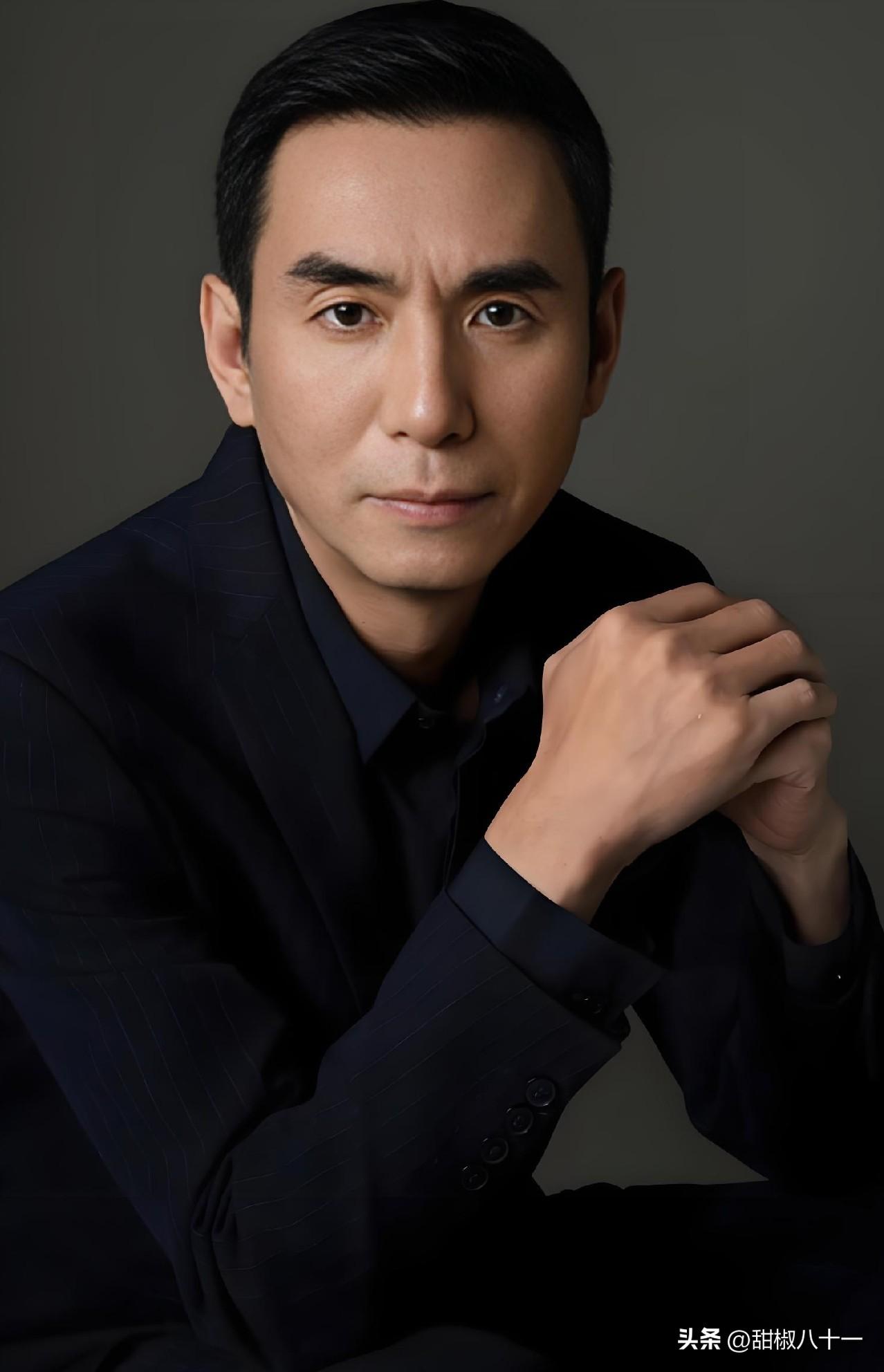 杨紫获最佳女主角奖，

最开心的莫过于这个男人了，

不是她爸爸也不是张一山，而