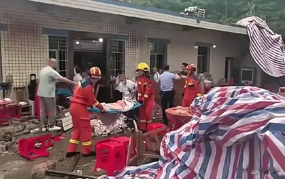 升学宴围墙倒塌，宾朋好友伤亡惨重！
网传近日四川宜宾某地，一户人家办升学宴宴请宾
