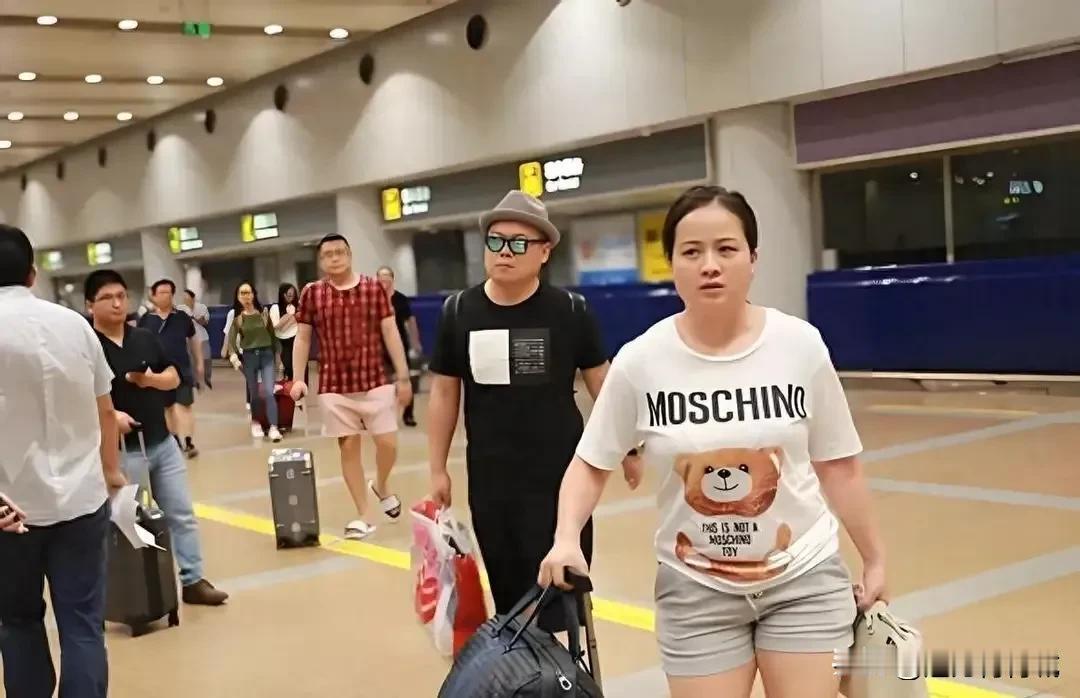 岳云鹏这气质我给满分！！完全超过了师傅郭德纲，这礼帽，这反光眼镜让人羡慕！老婆在
