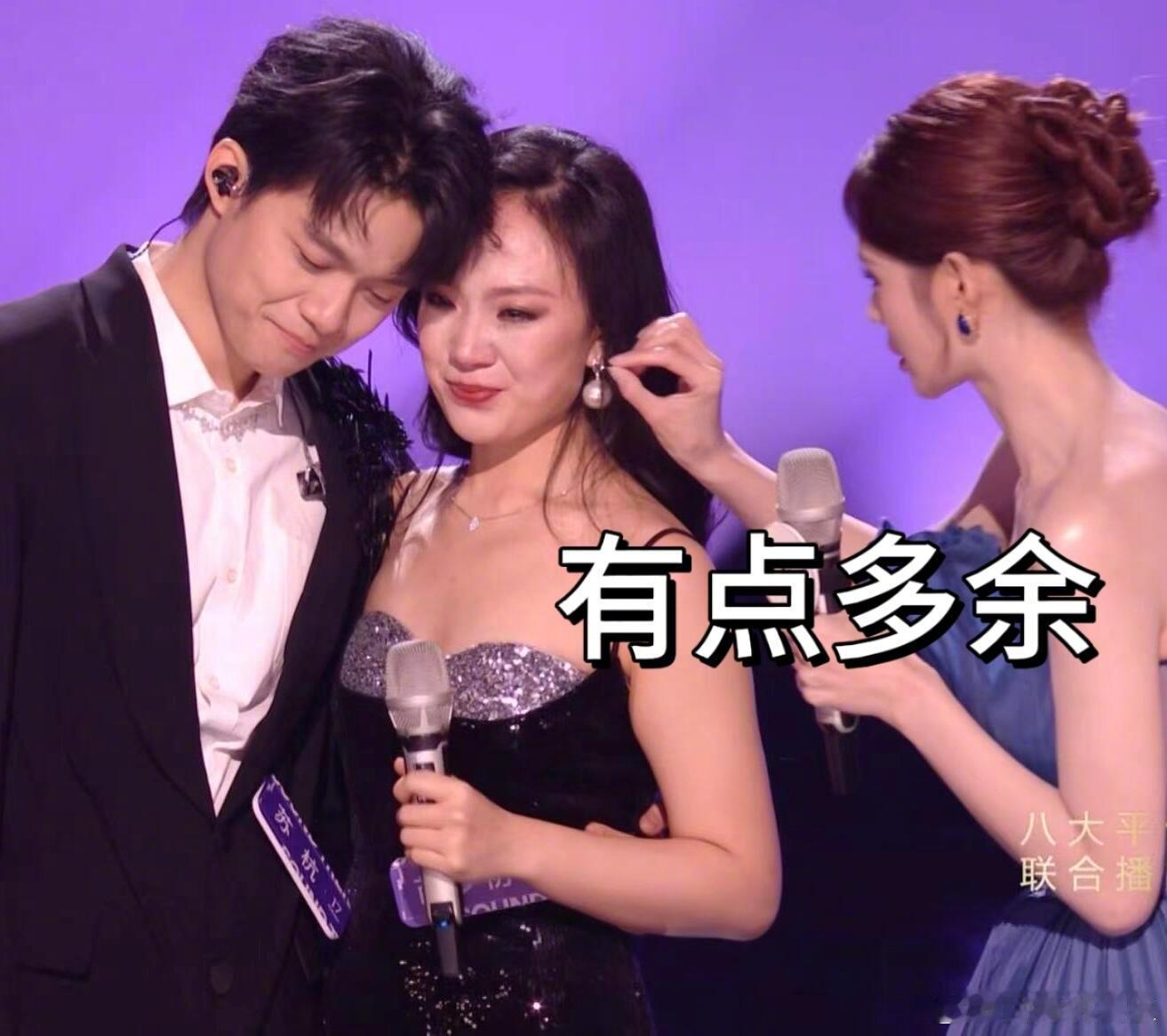 温情的画面正在上演，情绪的流淌自然又动人，突然伸出的小手想为这份美好添砖加瓦，却