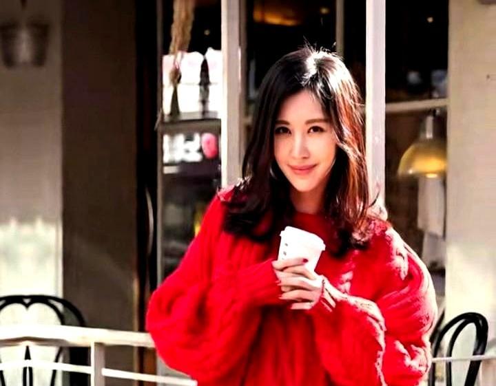 冯仑这招“移花接木”，真是把田朴珺给安排得明明白白！
我得说，这事儿的开局就充满