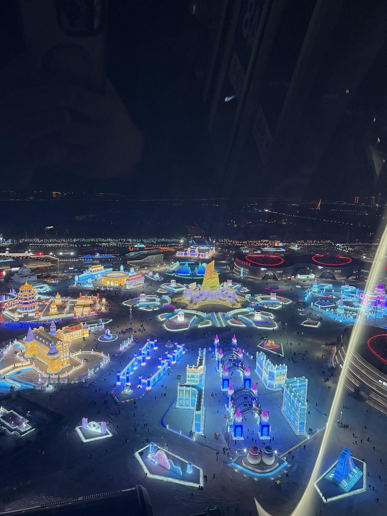 作为体验官，今天抢先体验冰雪大世界😄
今天零下20度，天气真的冷🥶
但是也阻